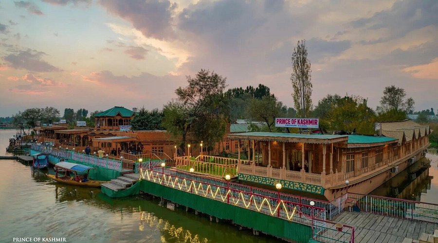 Day 1: Arrival in Srinagar – Houseboat Stay & Shikara Ride